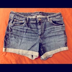 Universal Thread Size 16W Cuffed Denim Shorts